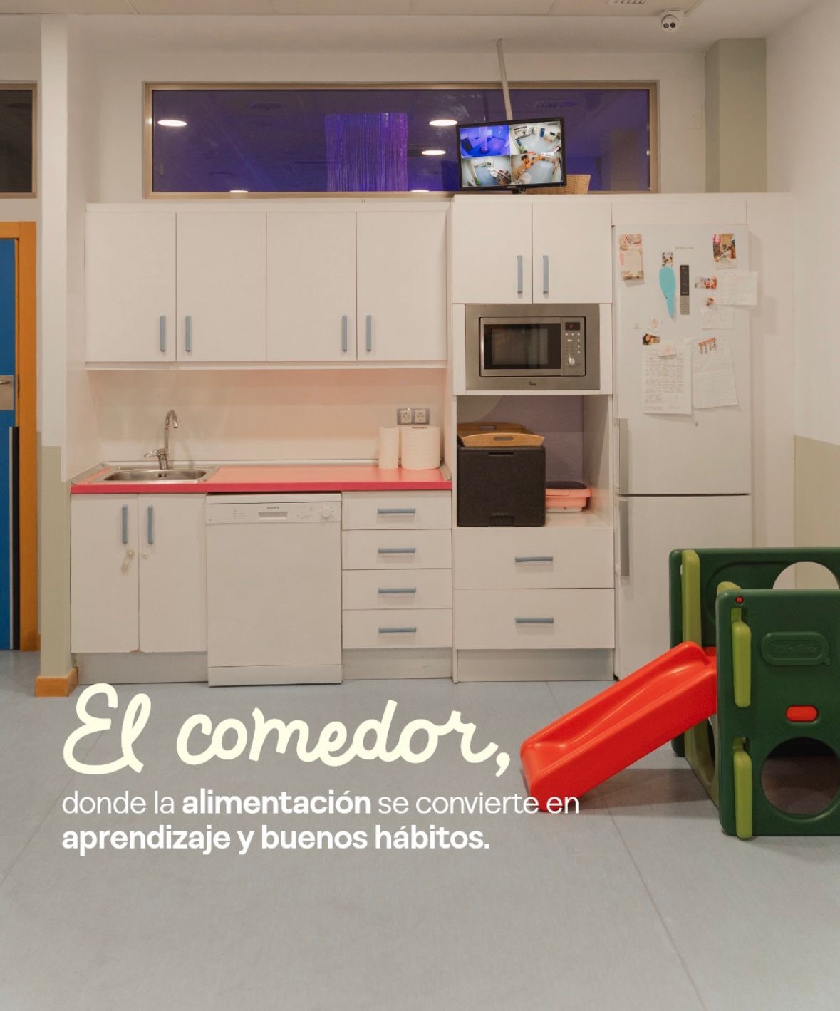 Cocina y comedor del centro, con office equipado y una ventana al fondo que da a la sala sensorial. Texto en la imagen: el comedor, donde la alimentación se convierte en aprendizaje y buenos hábitos.