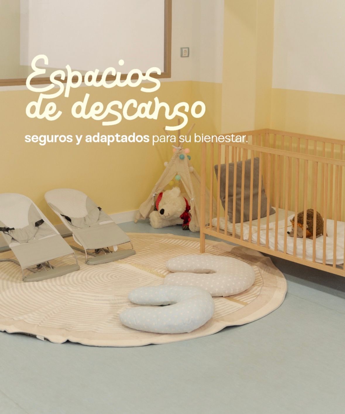 Zona de descanso con dos hamacas, una cuna de madera, un tipi de tela y cojines sobre una alfombra redonda. Texto en la imagen: espacios de descanso seguros y adaptados para su bienestar.