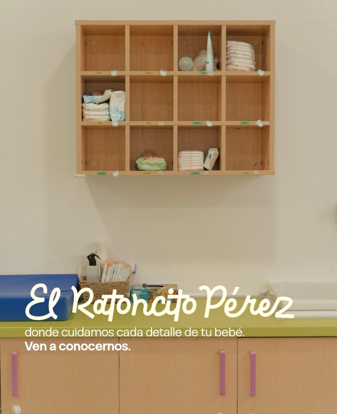 Zona de cambio del centro con un casillero de madera en el que cada bebé tiene su hueco con su nombre. Texto en la imagen: El Ratoncito Pérez, donde cuidamos cada detalle de tu bebé. Ven a conocernos.